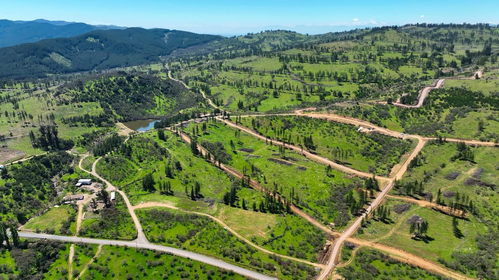 Vista aérea del loteo de Altos de Talca con tranque y caminos